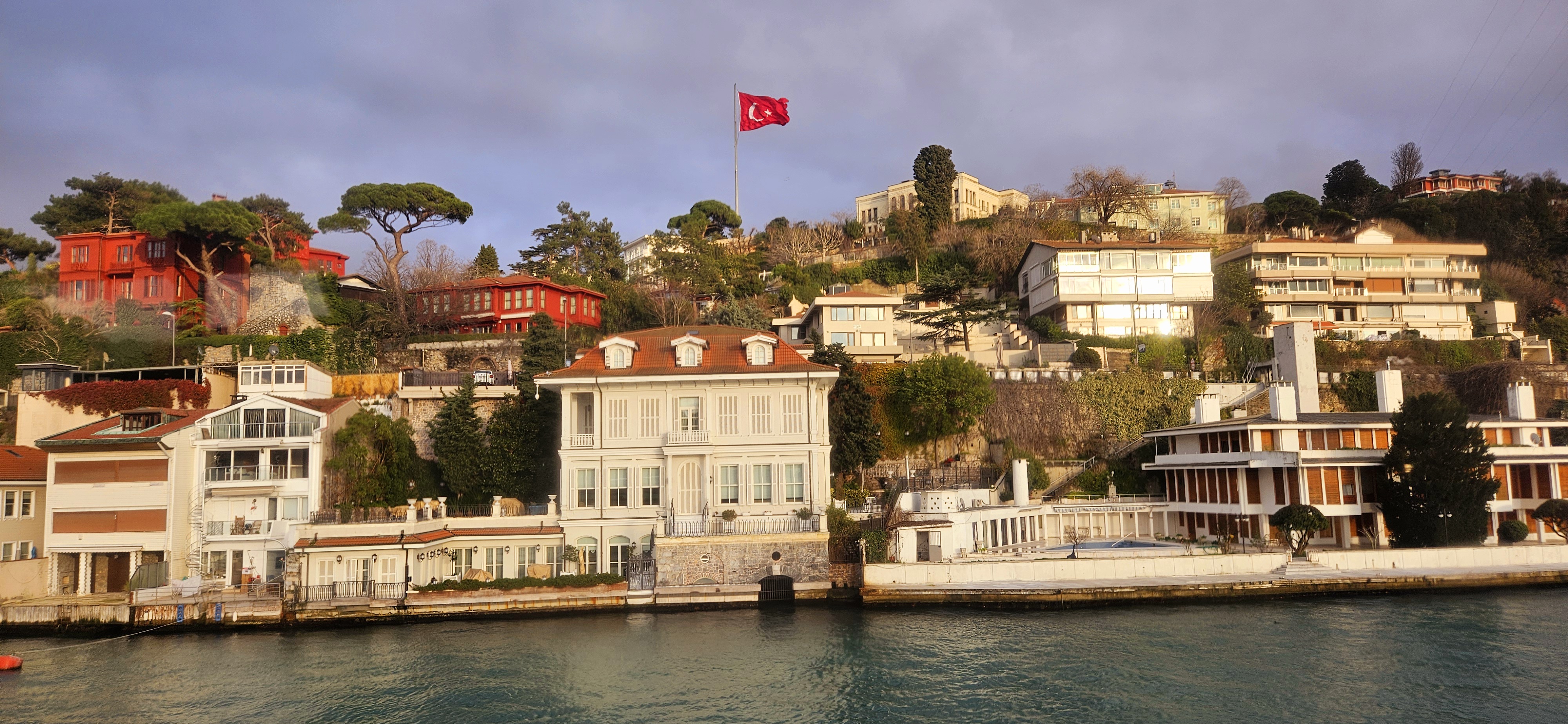 Quel itinéraire pour visiter Istanbul ? Que faire à Istanbul ? Que faire à Sultanahmet ? Que faire à Balat ? Visiter Sainte Sophie. Que faire dans le quartier de la Tour Galata ? Faire une croisière sur le Bosphore. Quel Budget prévoir pour visiter Istanbul ?